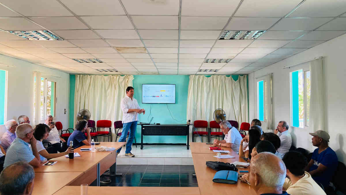 Participantes en el curso de peletizado en Cuba aprendiendo sobre valorización energética de biomasa
