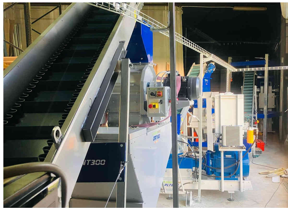 Montaje Planta de Peletizado, fabricación pelet en carpintería de Málaga. Vista Cinta transportadora